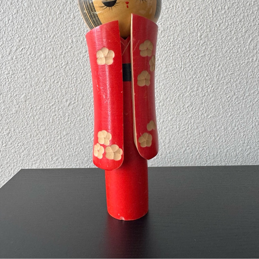 Vintage Red Kokeshi Doll with Floral Design - Picture 6 of 7